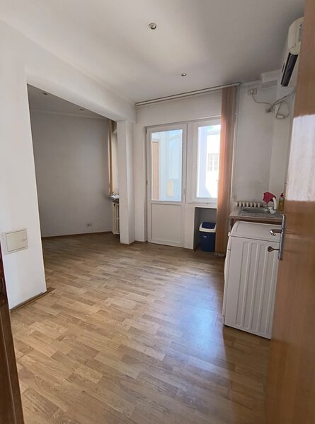 Romana- Lascar Catargiu- Apartament 4 camere stradal