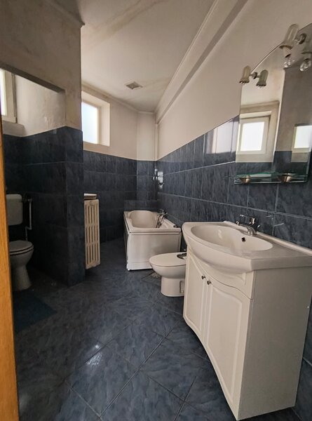 Romana- Lascar Catargiu- Apartament 4 camere stradal
